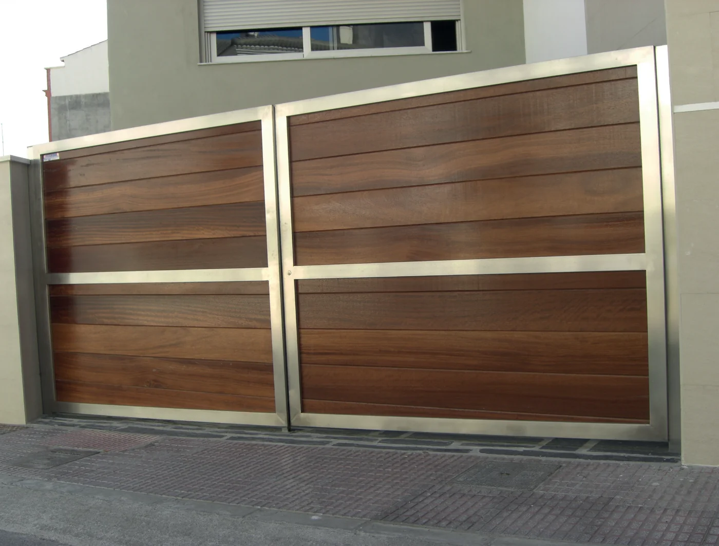 Motor electromecánico Erreka Calypso montado en un portón abatible residencial